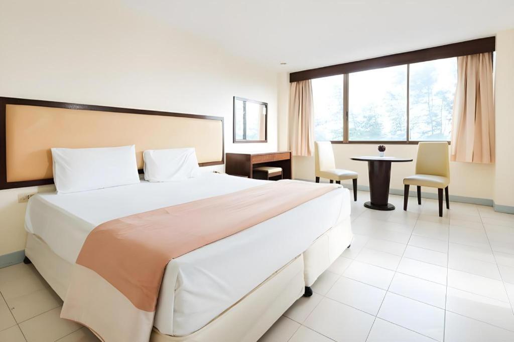 Nice Beach Hotel Rayong Kültér fotó