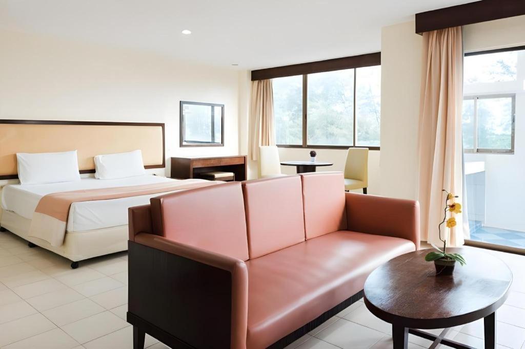 Nice Beach Hotel Rayong Kültér fotó