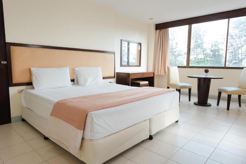 Nice Beach Hotel Rayong Kültér fotó