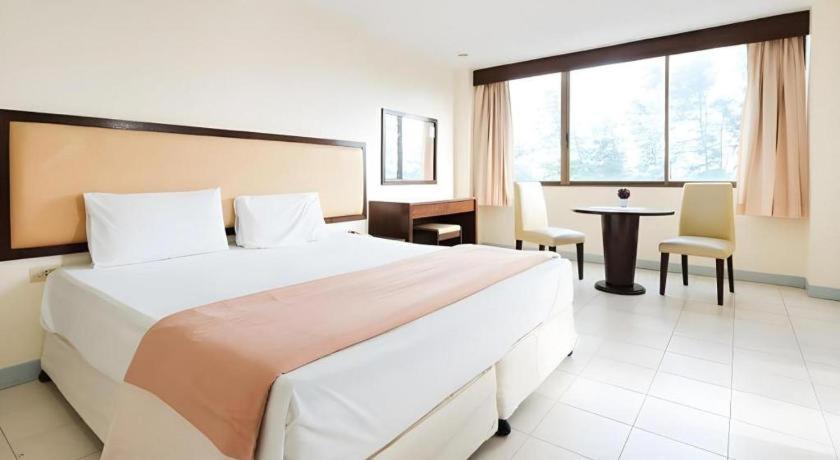 Nice Beach Hotel Rayong Kültér fotó